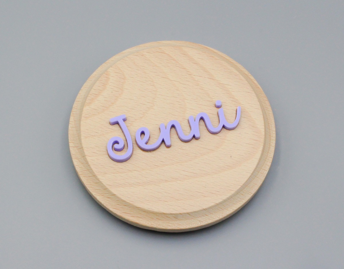 Bierdeckel mit aus Buche mit haptischen Acrylschriftzug lila