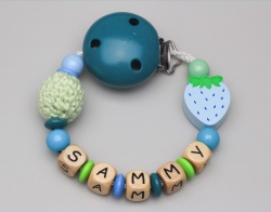 Schnullerkette mit Erdbeere & Häkelperle und Namen