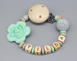 Schnullerkette mit Silikonblume & Häkelperle und Namen