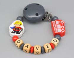 Schnullerkette mit Feuerwehrauto und Feuerwehrmann und Namen