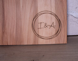 Hochwertiges Schneidebrett mit Initialen Holzgravur Bild 1