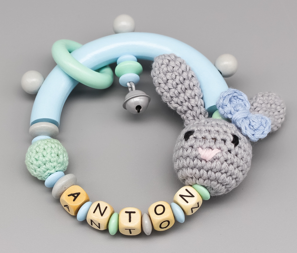 Greifling mit Häkelperle und Häkelhase blauer Holz