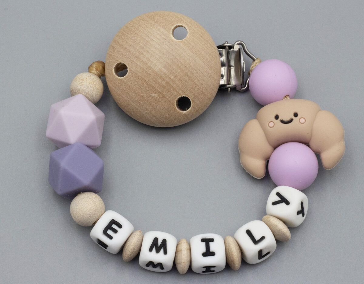 Schnullerkette mit Namen und Croissant in flieder Bild 1