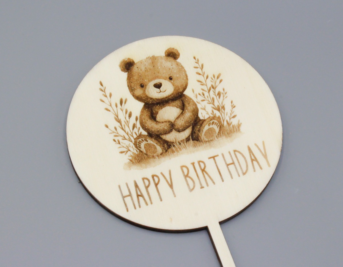 Caketopper Happy Birthday mit süßem Bärenmotiv aus Pappelsperrholz lasergraviert